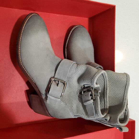 Donald J Pliner size 6M Boots - Picture 9 of 9